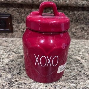 Brand new Rae Dunn XOXO canister